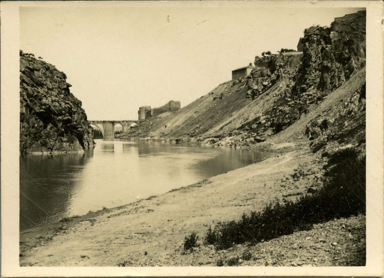 zc.-El río con el Puente de San Martín al fondo