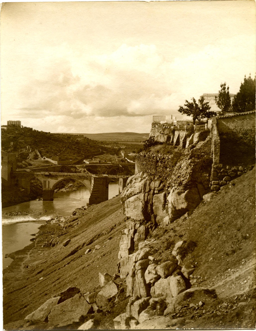 h.-Roca Tarpeya. Al fondo el Puente de San Martín