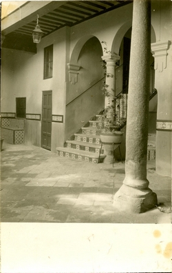 q.-Patio de la Casa del Maestro. Año 1928