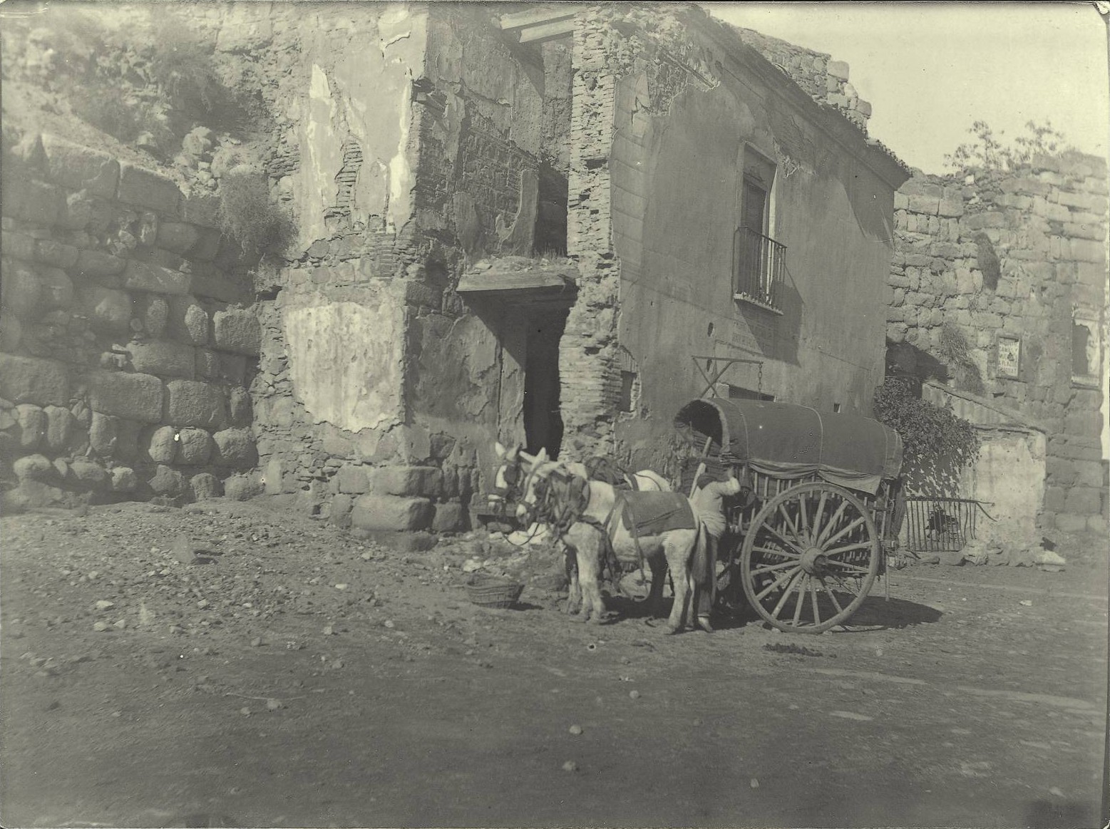 g.-Casa tapando la antigua Puerta de Alcántara (2-12-1909)