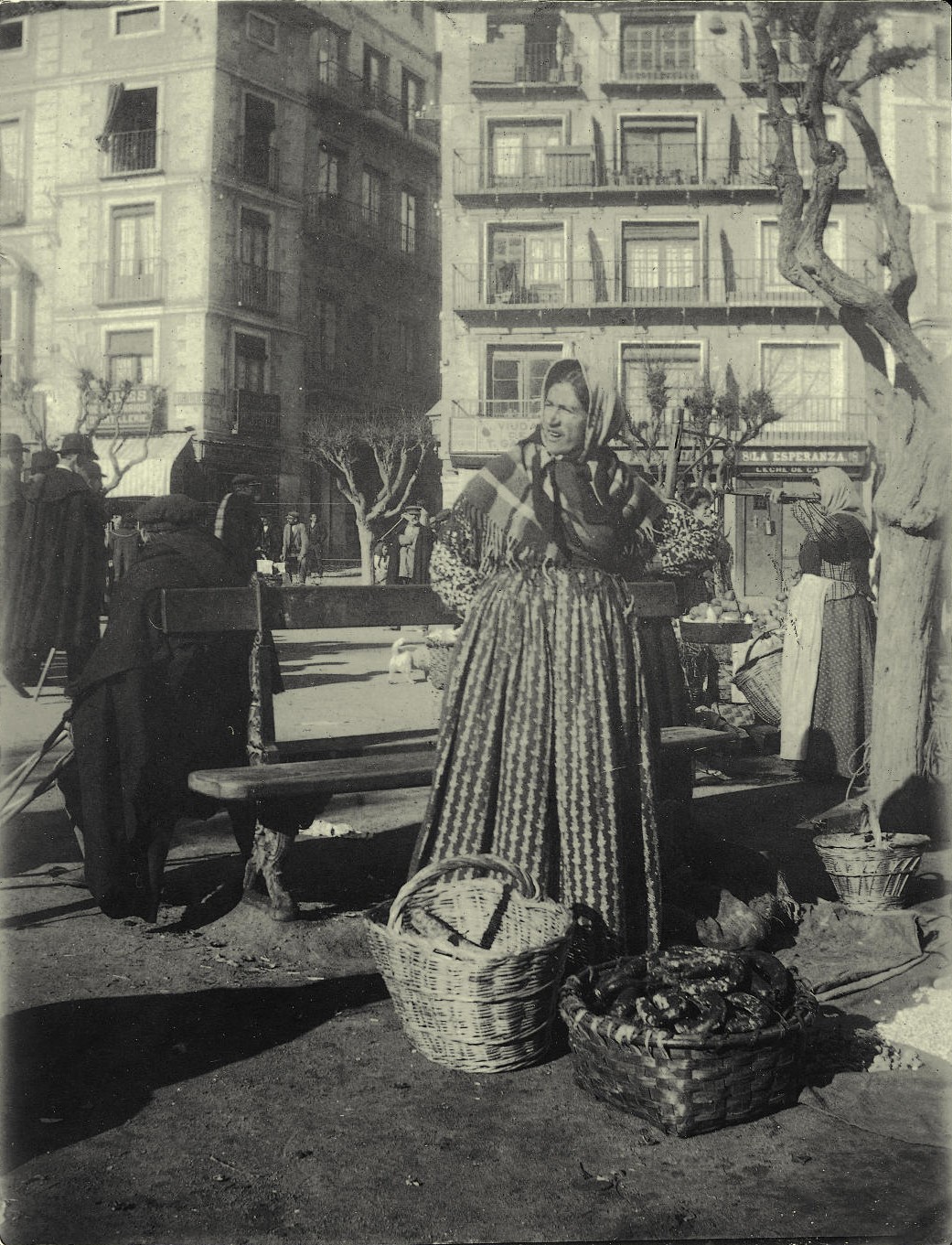 h.-Vendedora en el Mercado del Martes