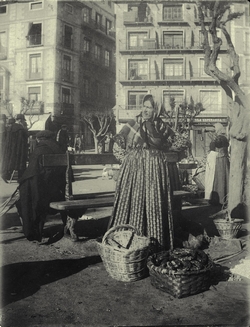 h.-Vendedora en el Mercado del Martes