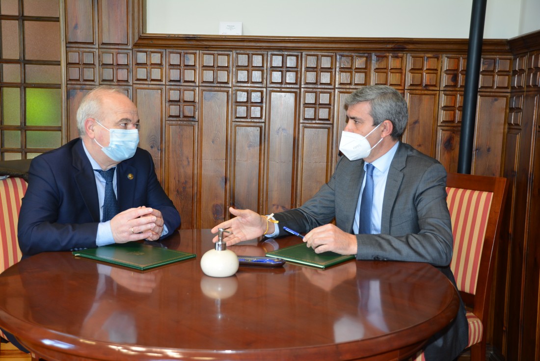 Álvaro Gutiérrez y Antonio Espíldora en la firma del convenio