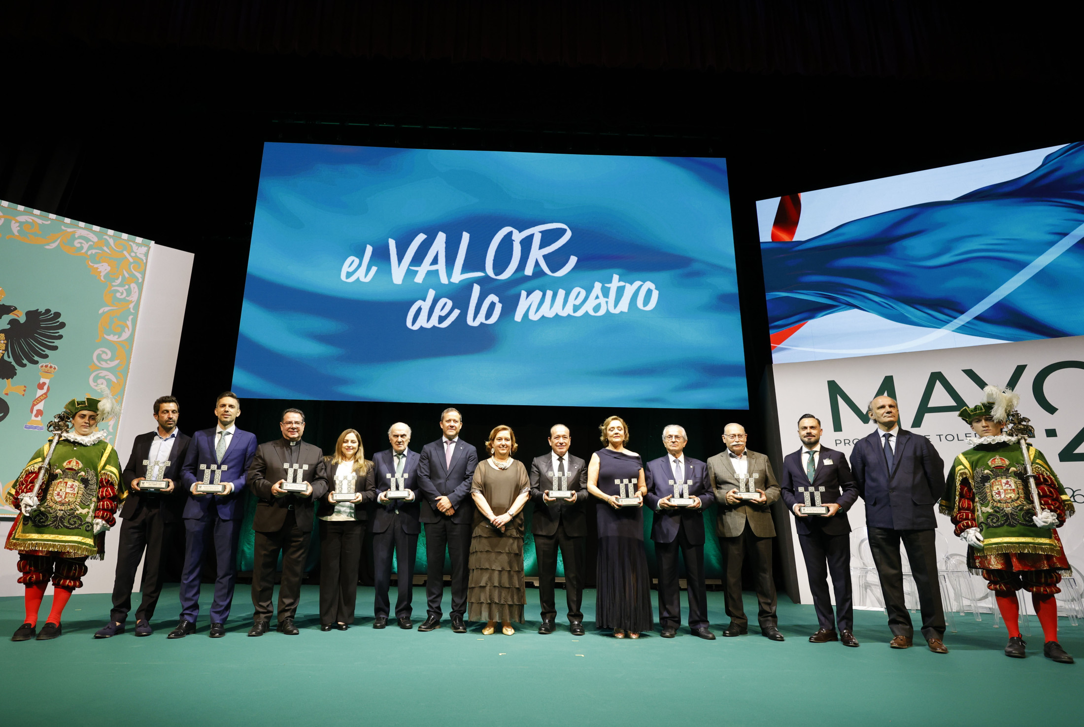 Foto final de presidenta, diputados y premiados