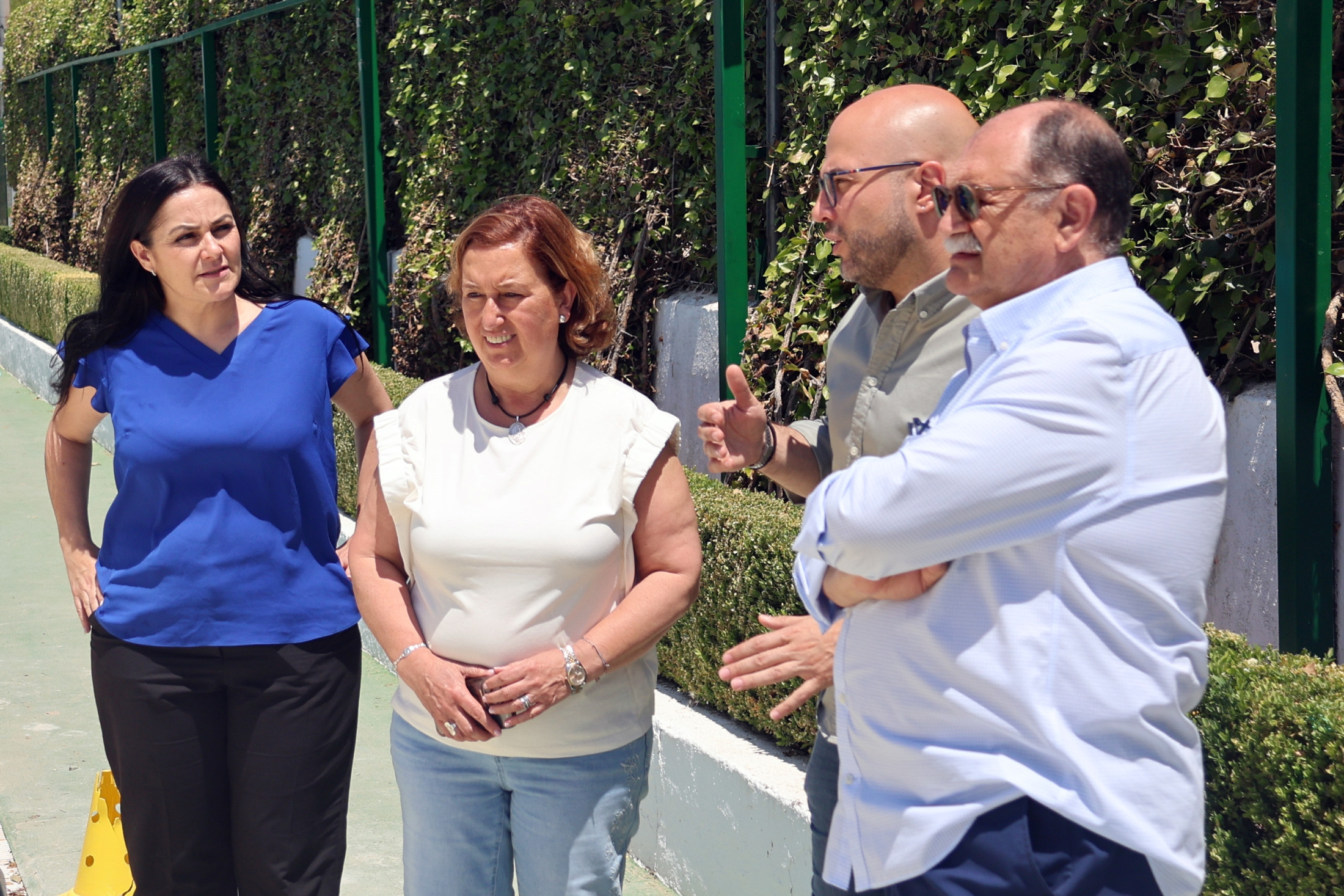 La presidenta de la Diputación en la piscina de Quintanar