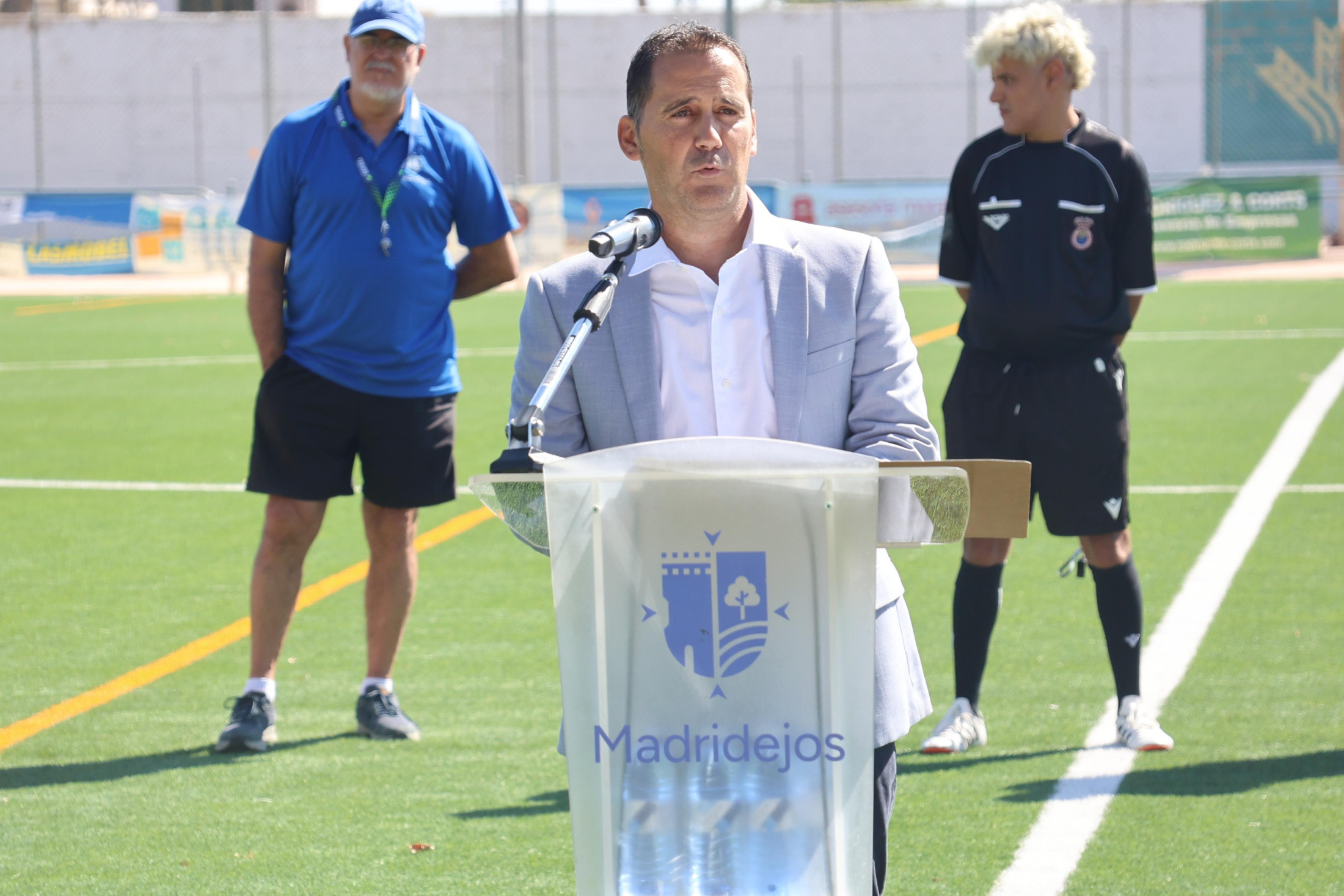 19092026 Cedillo inaugura el campo de fútbol de Madridejos junto al alcalde 3