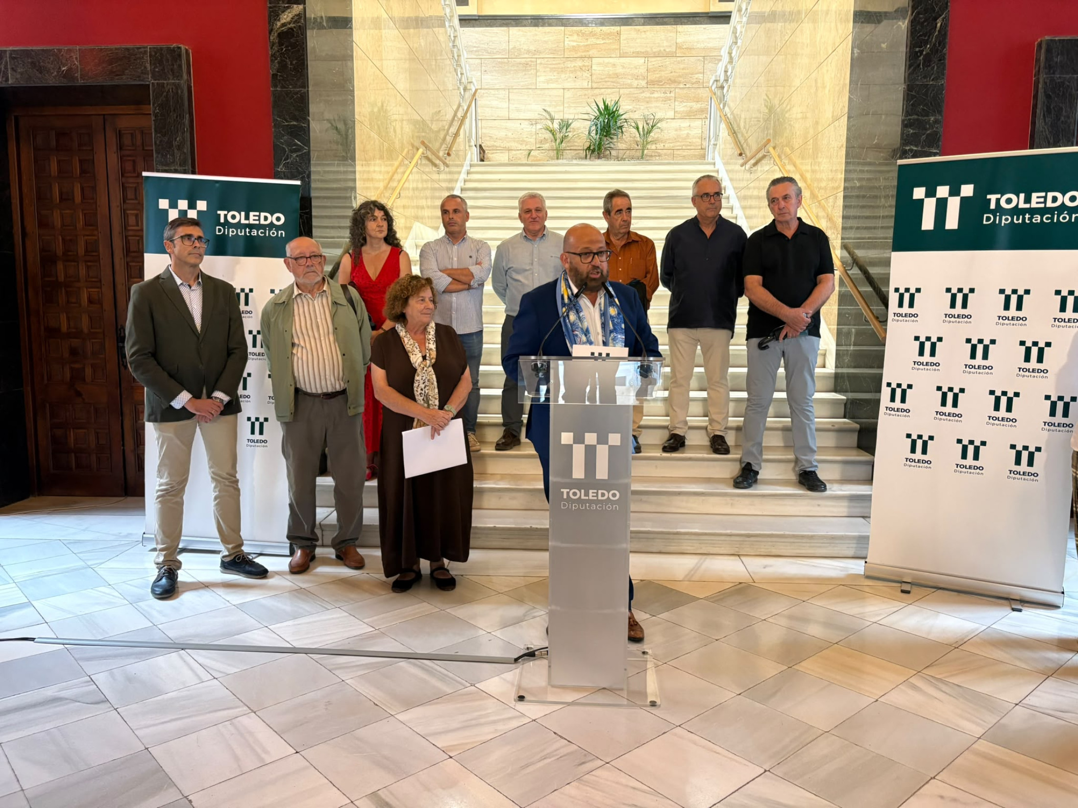 Tomás Arribas inaugura la exposición de los artistas monteños