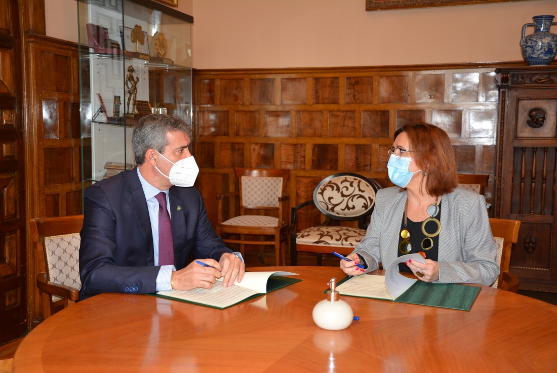 Álvaro Gutiérrez y Ana Cabellos firmando el convenio de colaboración
