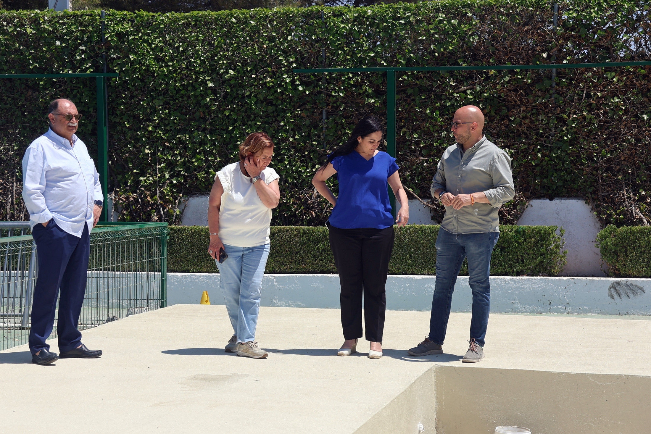 La presidenta de la Diputación en la piscina de Quintanar