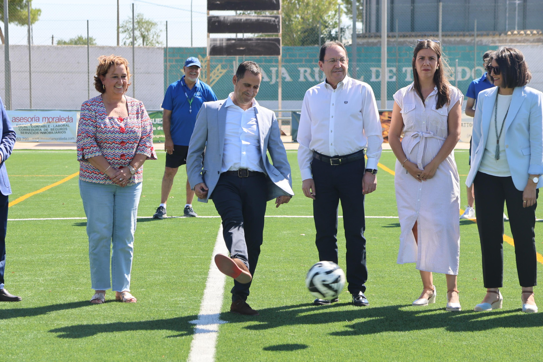 19092026 Cedillo inaugura el campo de fútbol de Madridejos junto al alcalde 4