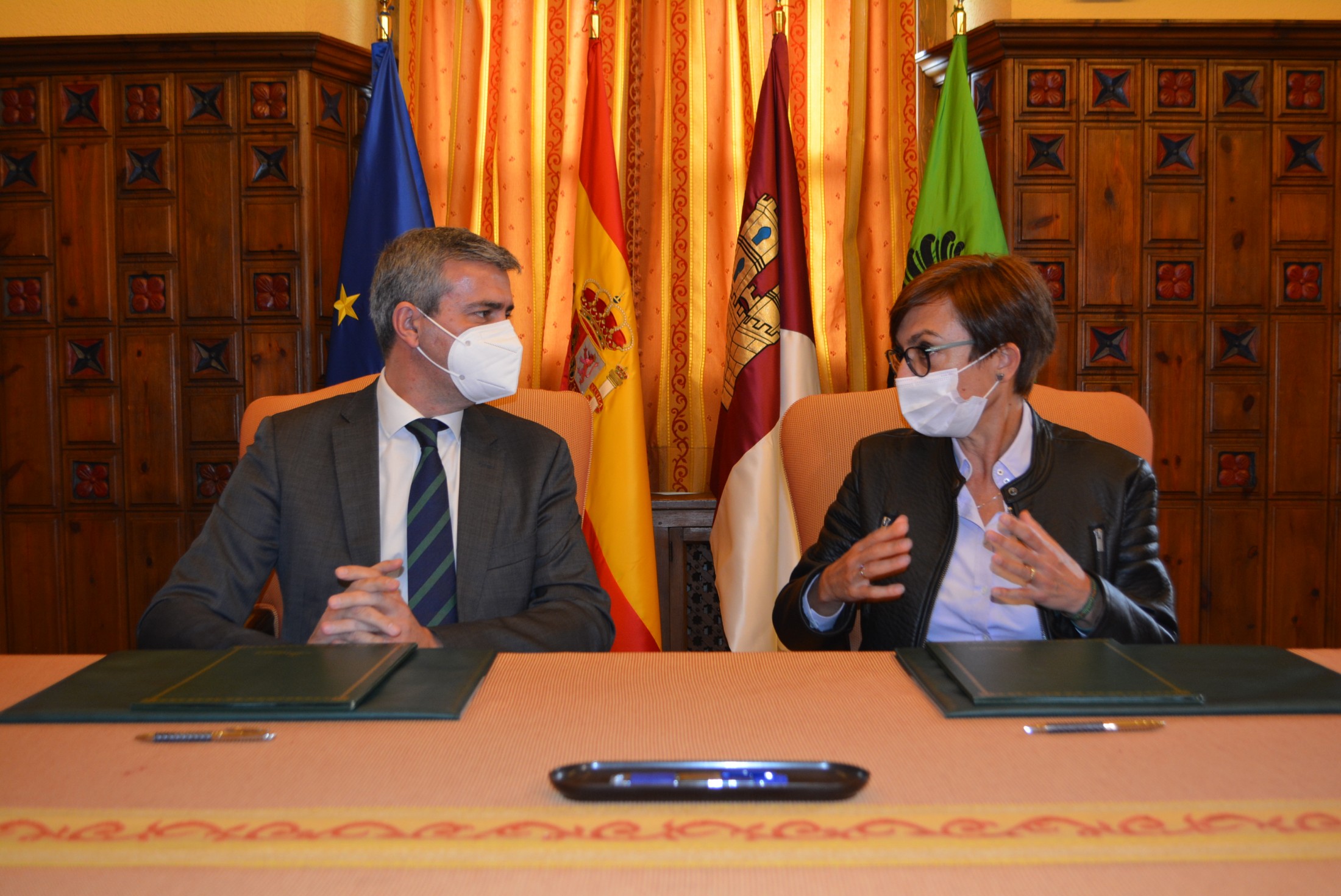 Álvaro Gutiérrez y María Gámez firmando el convenio