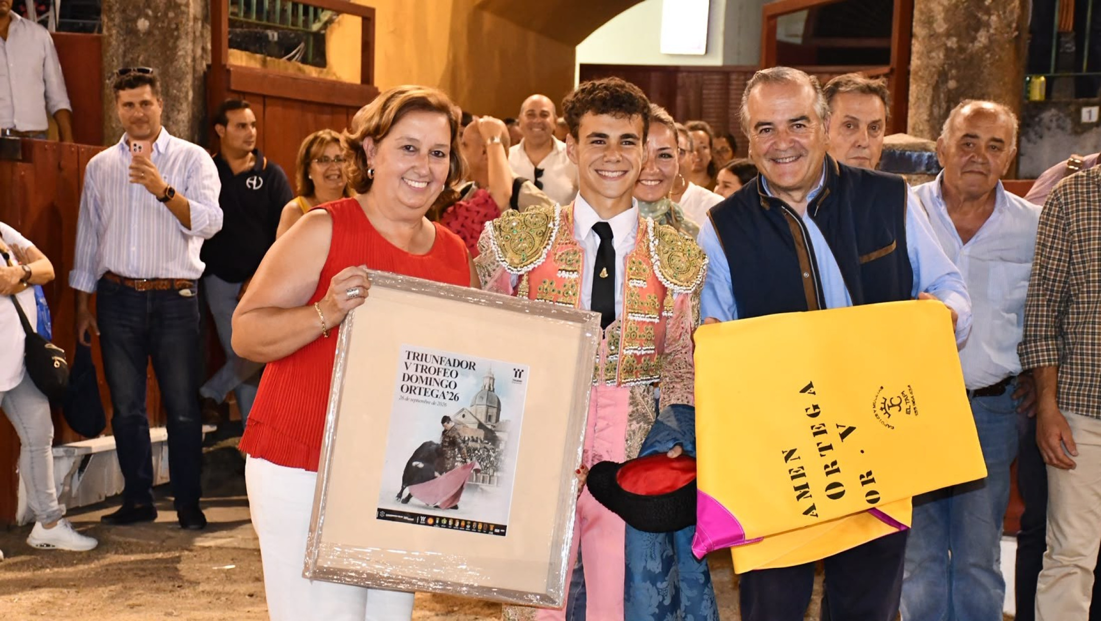 Cedillo y Gregorio entregan los trofeos al ganador