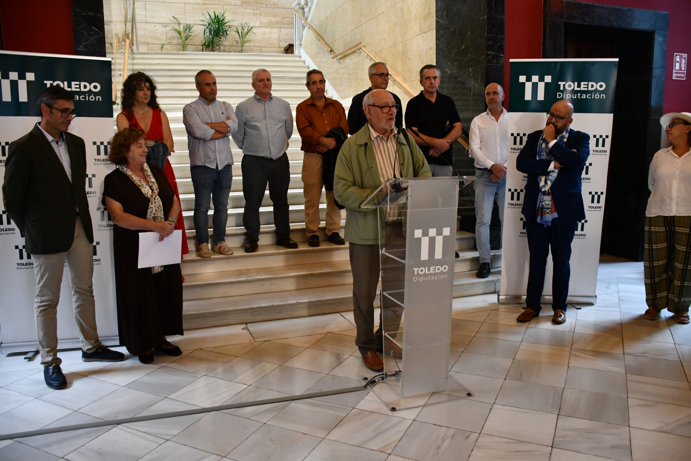 Tomás Arribas inaugura la exposición de los artistas monteños