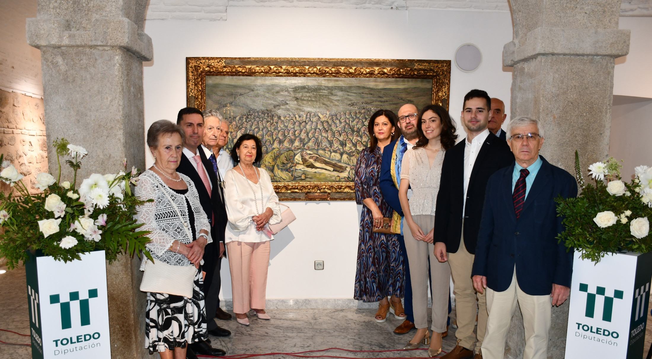 La familia y autoridades ante uno de los cuadros de Guerrero Malagón