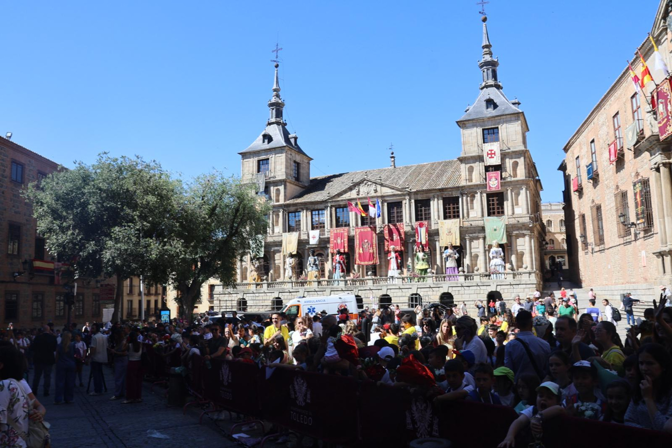 Ofrenda floral en la Puerta de Reyes de la SI Catedral Primada