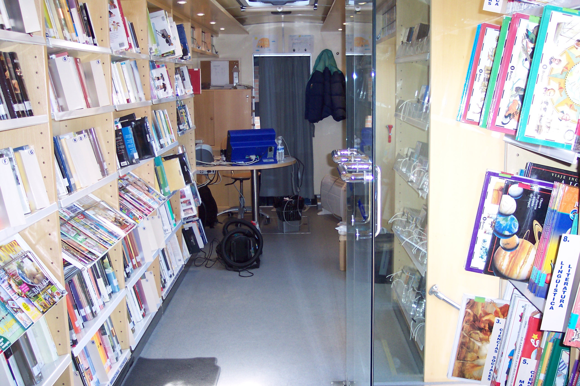 Interior de uno de los bibliobuses