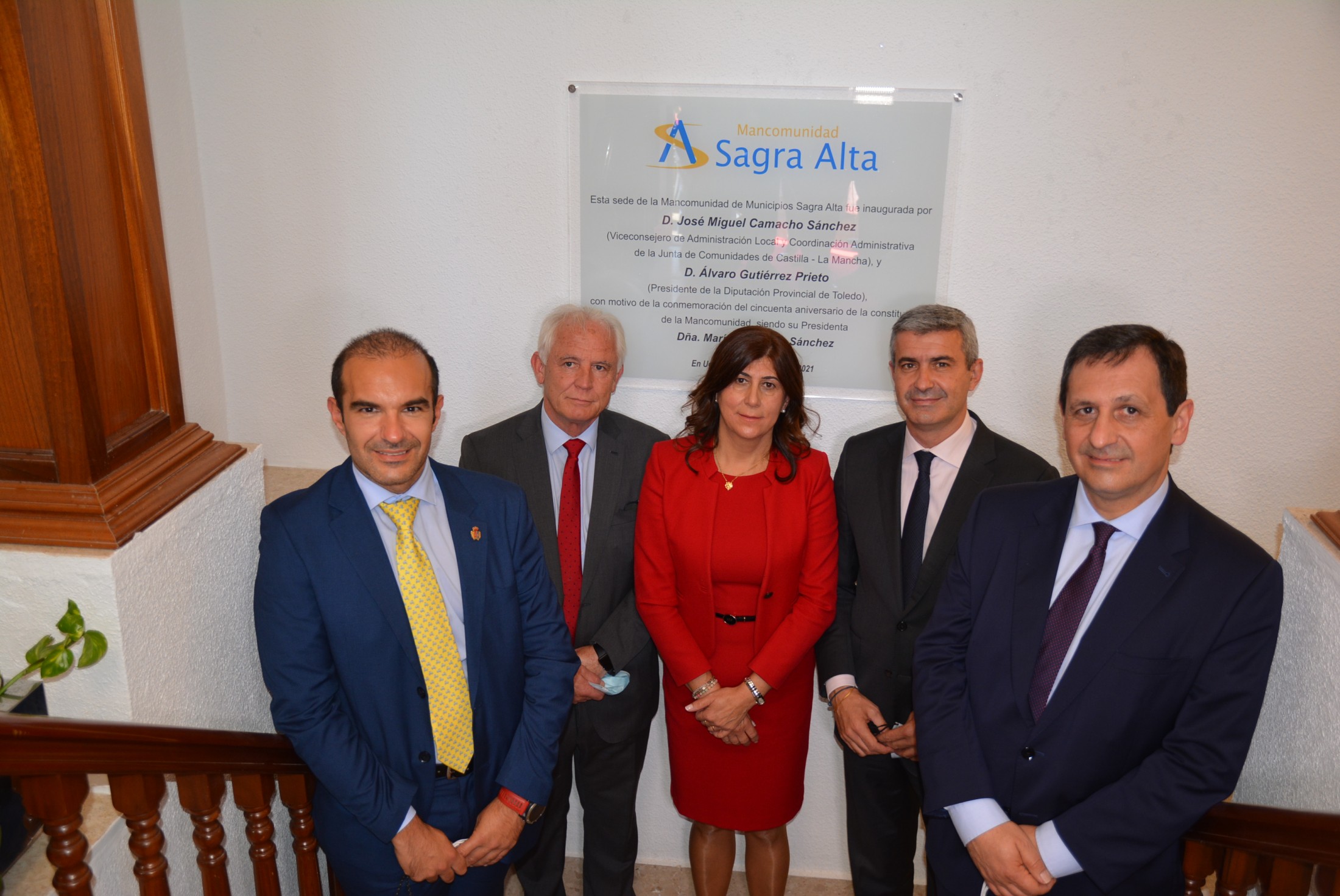Álvaro Gutiérrez con los alcaldes y alcaldesas de la Mancomunidad de la Sagra Alta en su nueva sede