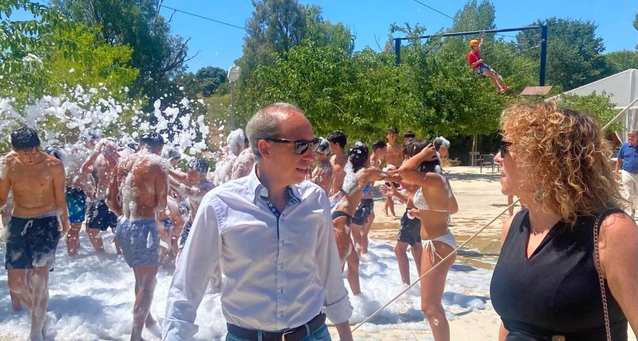Daniel Arias visitando los campamentos