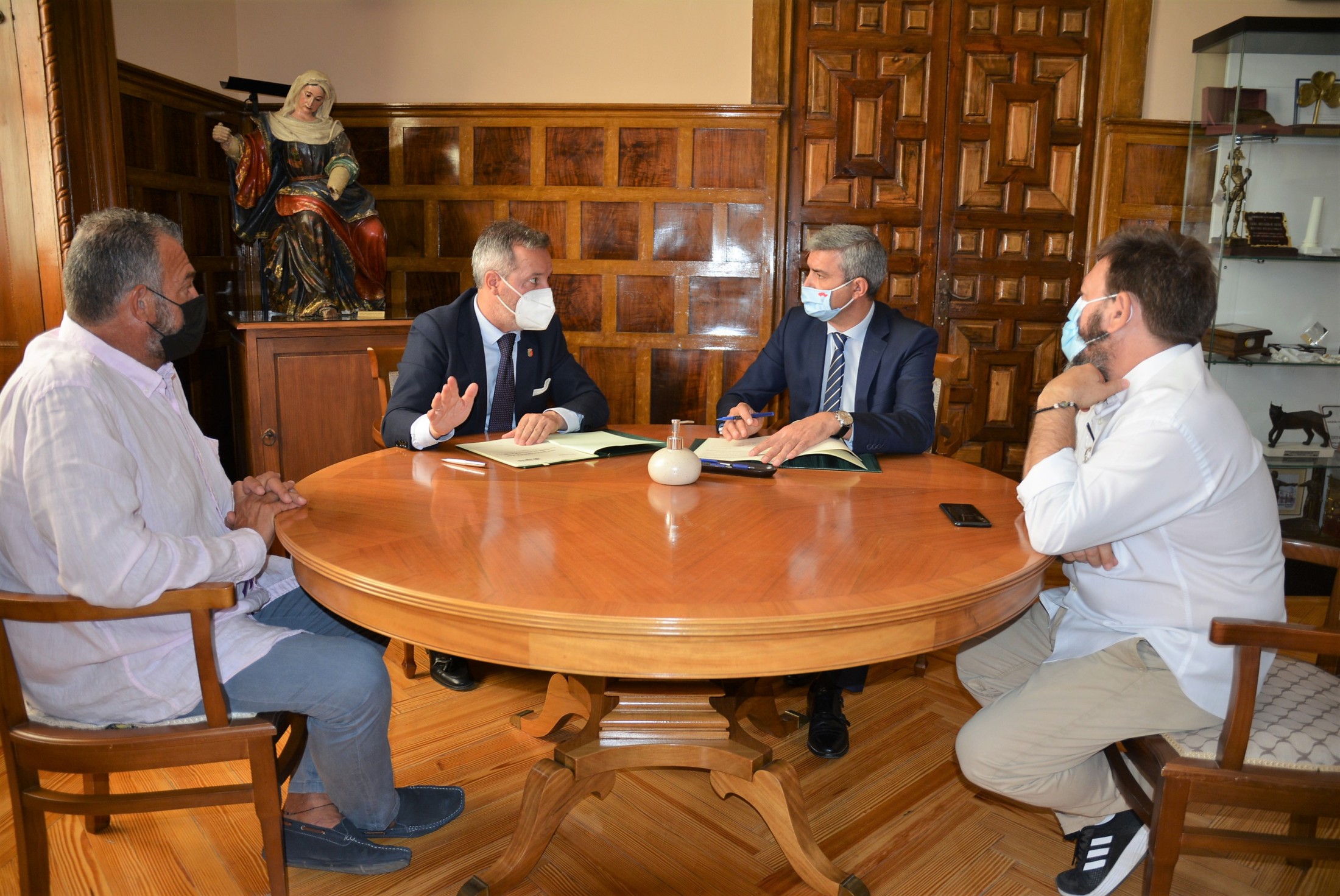 Álvaro Gutiérrez y Luis Miguel Martín en la firma del acuerdo de colaboración
