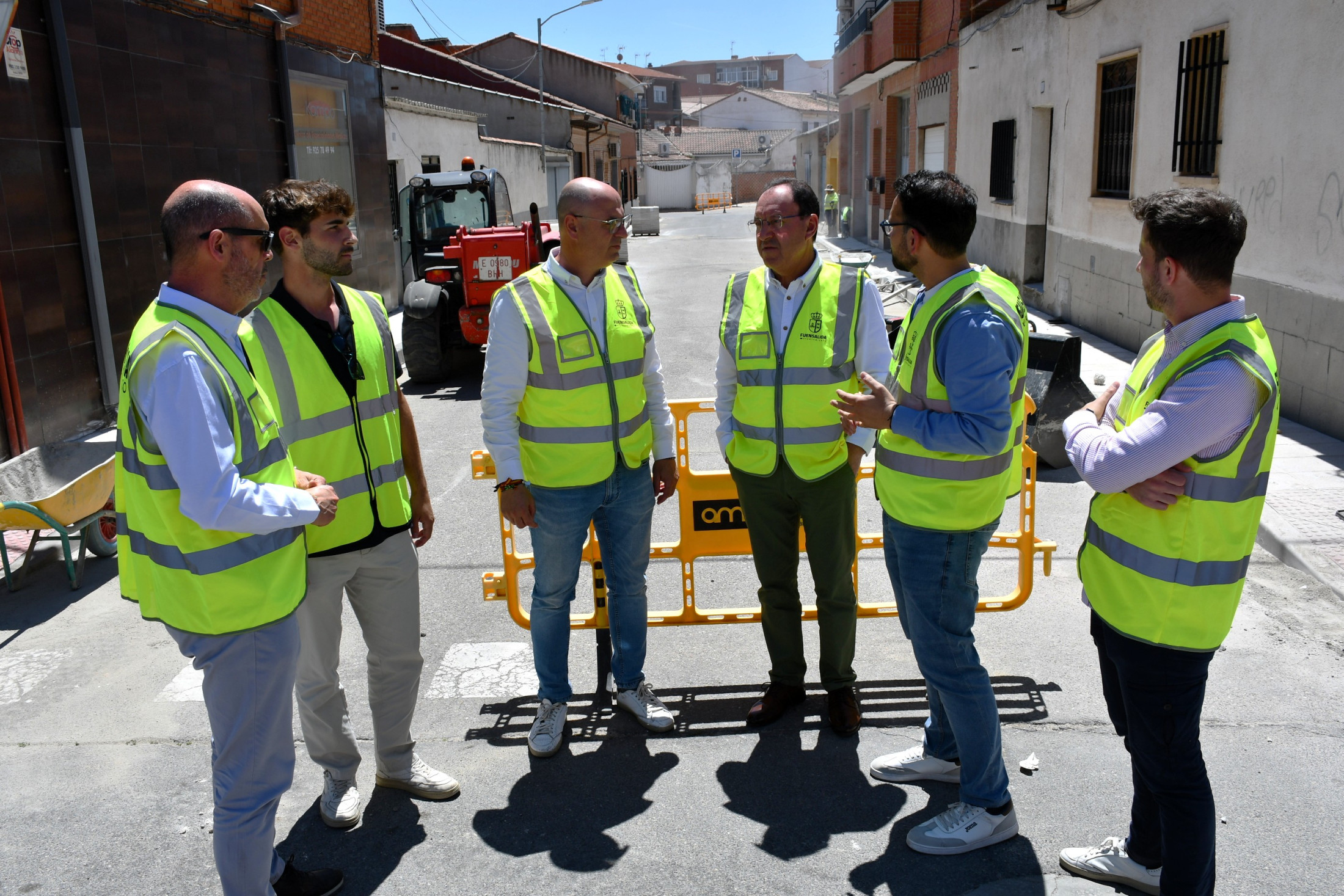 26052026 Guerrero y el alcalde de Fuensalida visitan las obras de las calles de la localidad 1