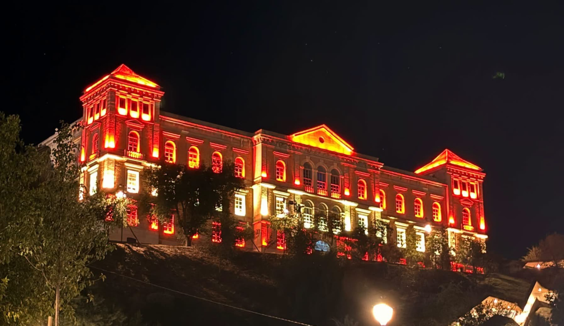 Fachada iluminada de la Diputación con los colores de la bandera nacional