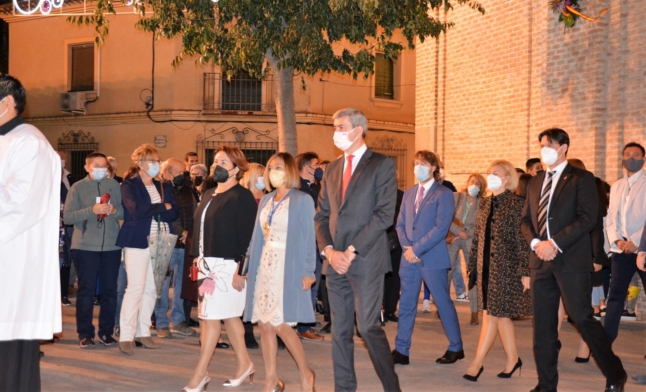Álvaro Gutiérrez y las alcaldesas de Olías del Rey y de Bargas al inicio de la procesión