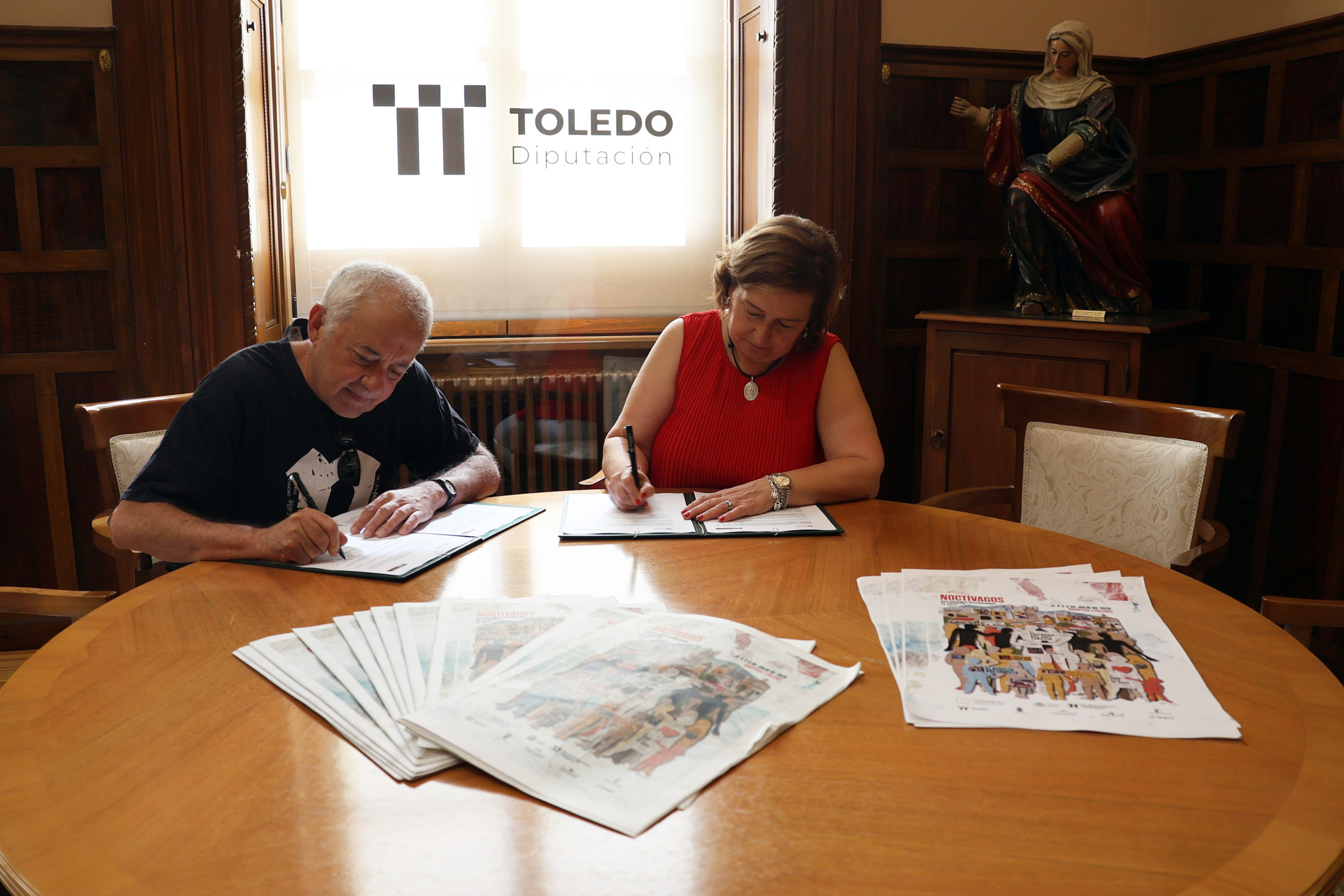 Firmando la colaboración entre Diputación y Noctívagos