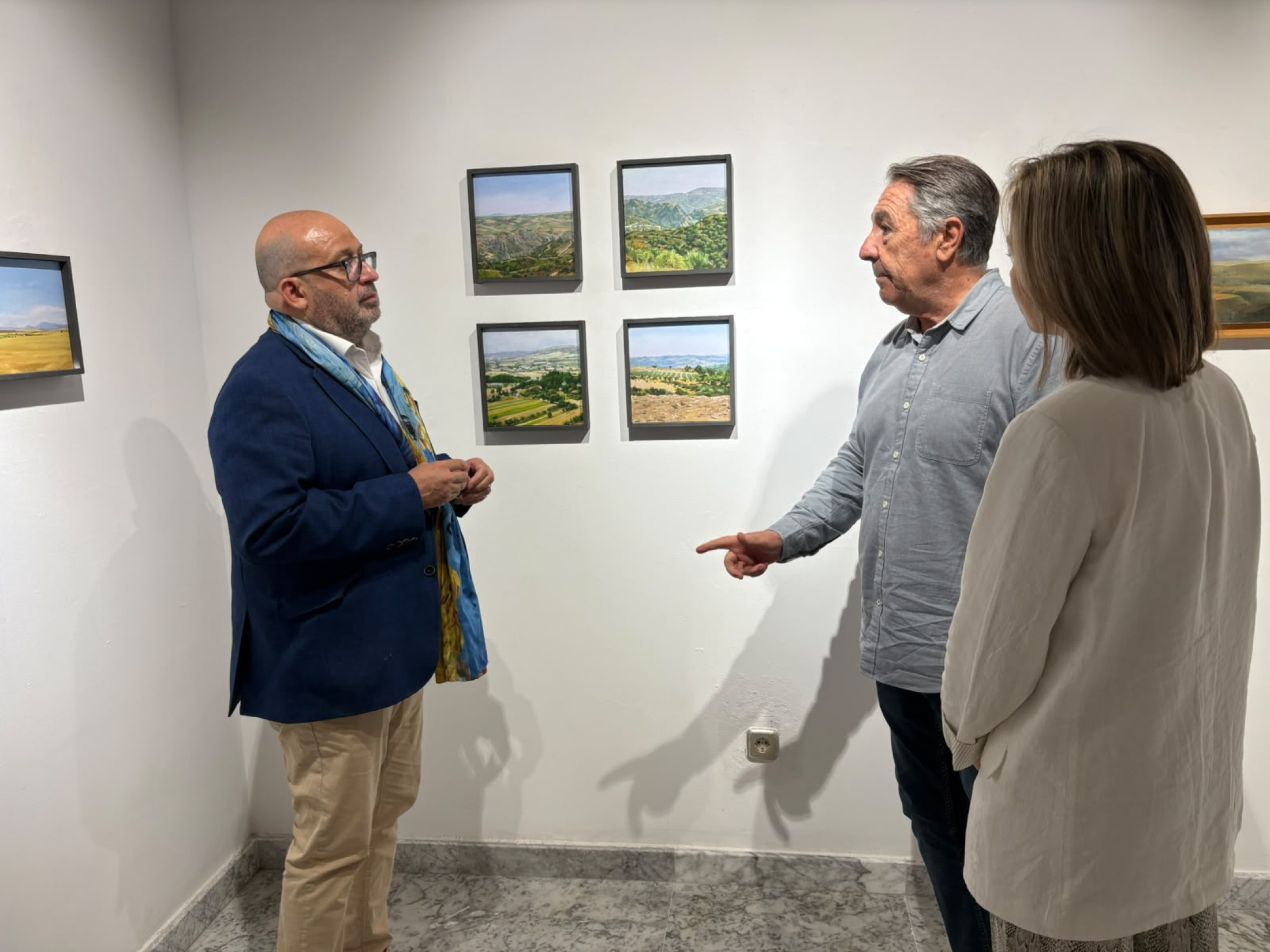 Tomás Arribas visitando la exposición