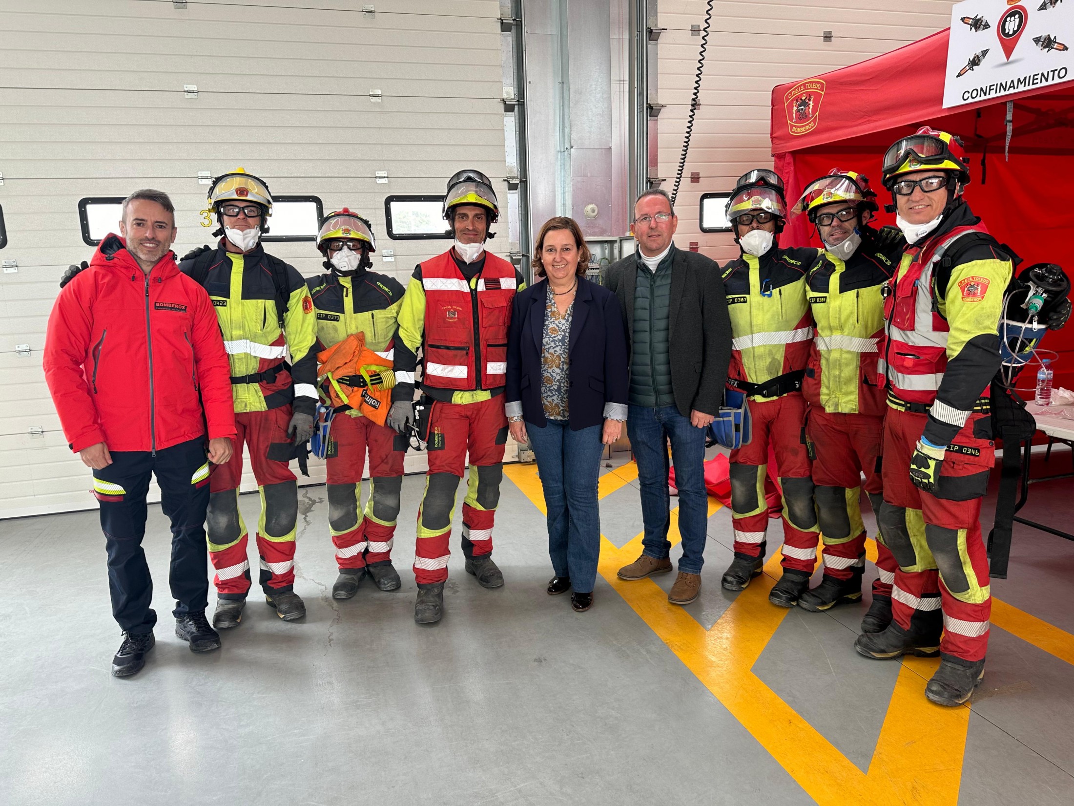 Cedillo y Sánchez con los bomberos