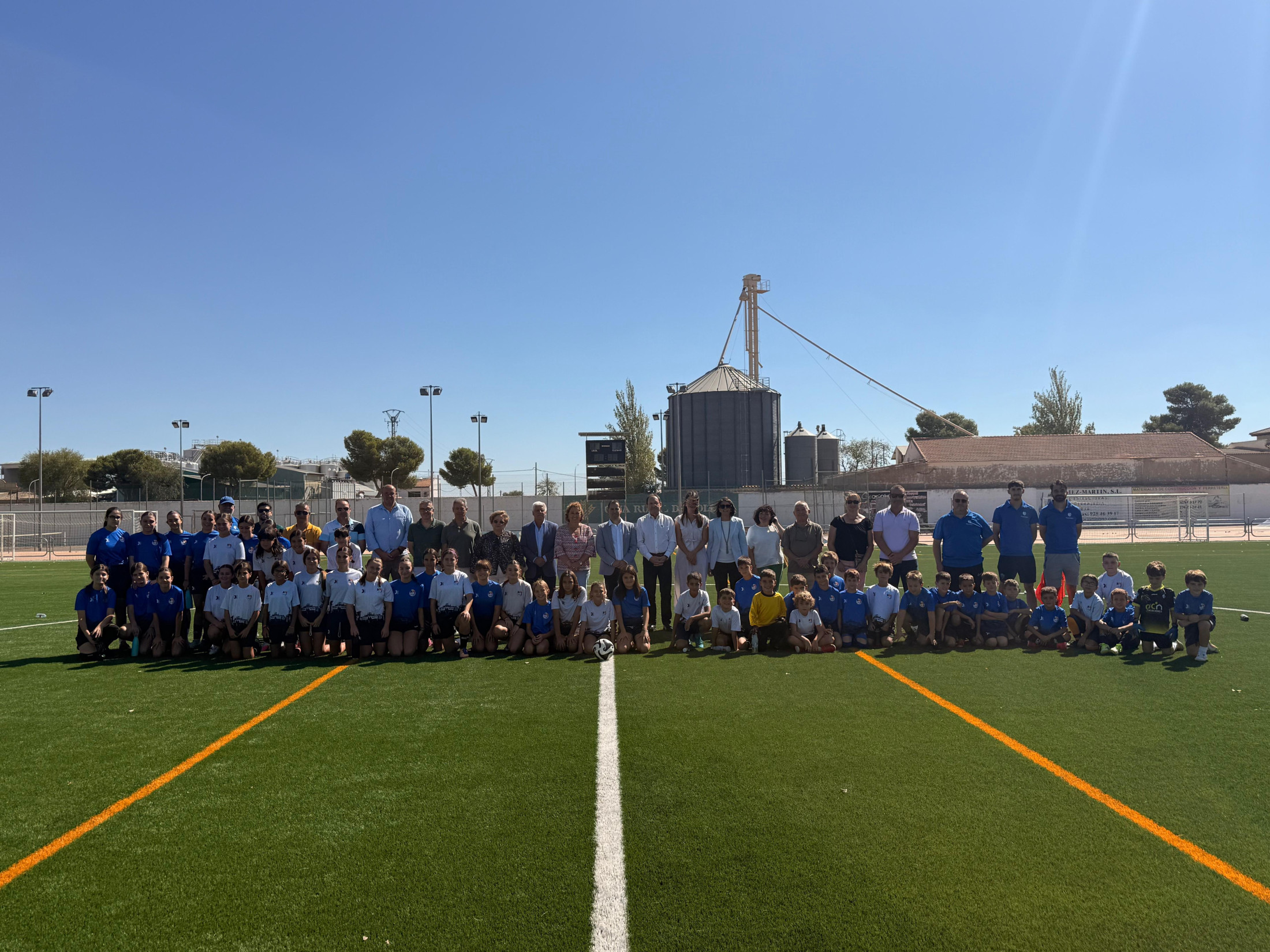 19092026 Cedillo inaugura el campo de fútbol de Madridejos junto al alcalde 8