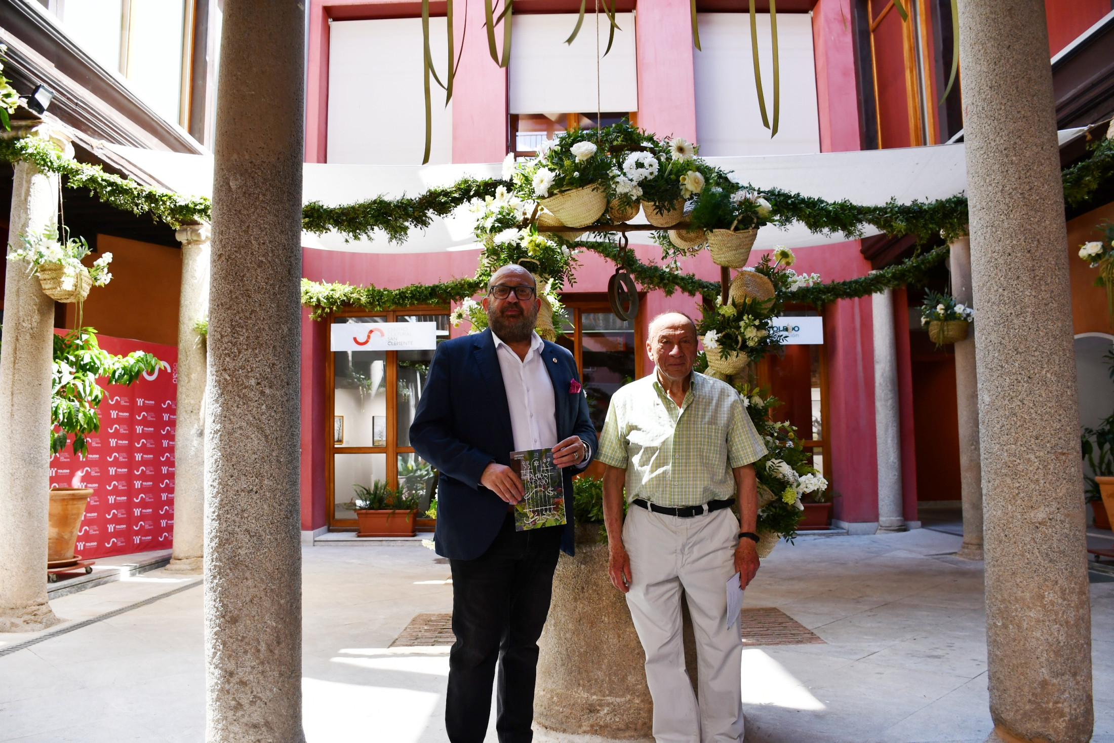 Tomás Arribas y Andrés León en el patio de San Clemente