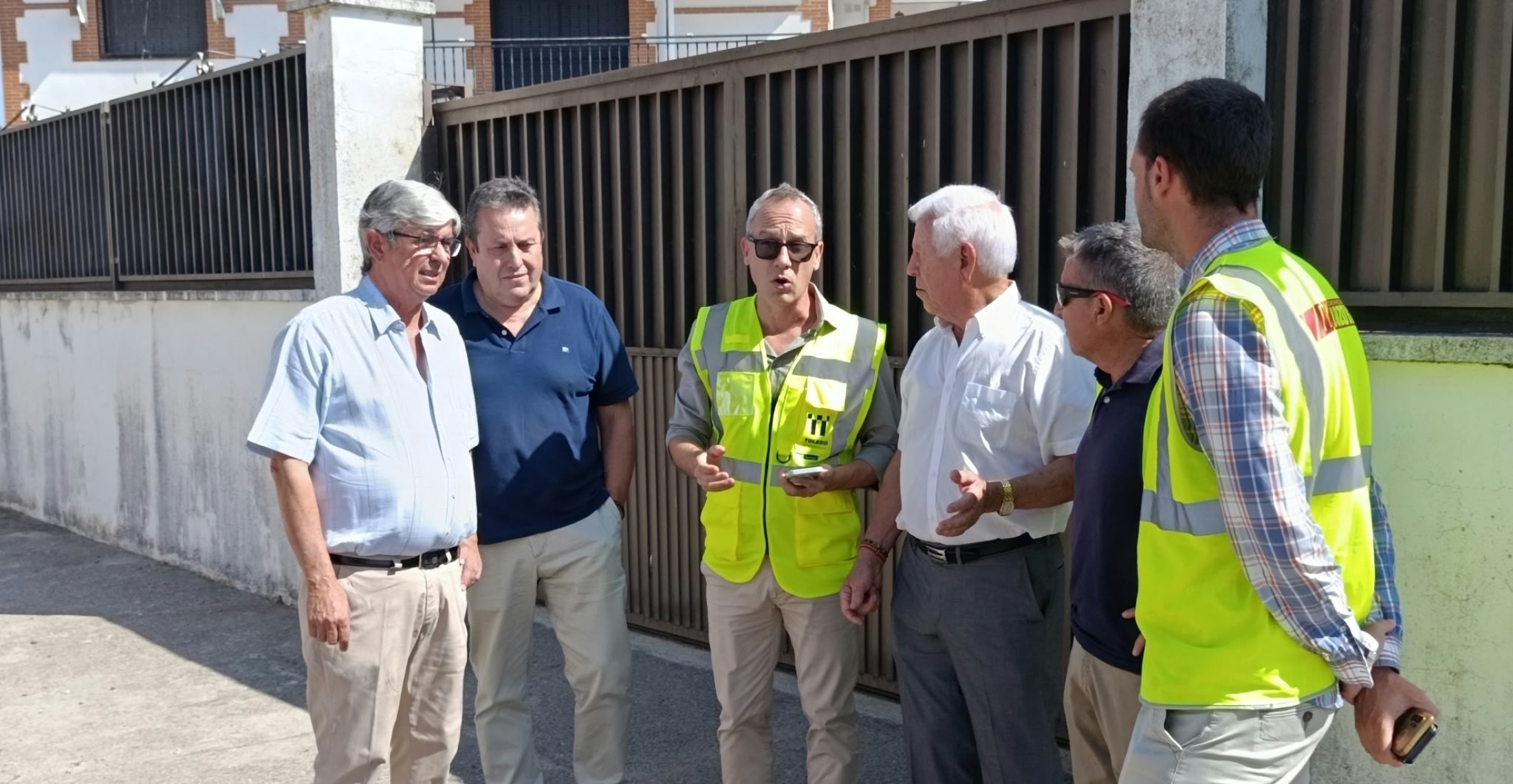 Pablo Barroso con el alcalde de Parrillas y técnicos de carreteras