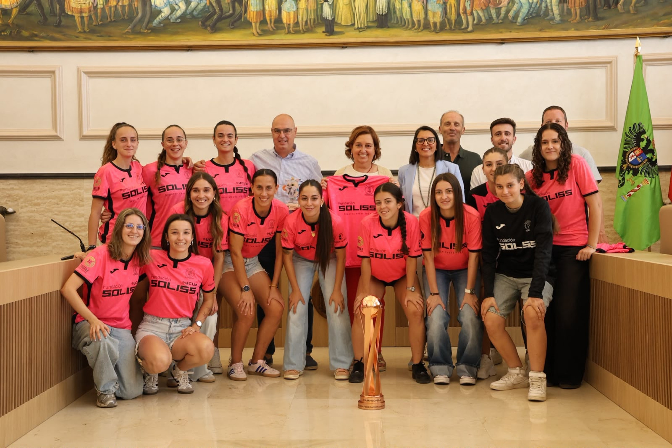  La presidenta y el alcalde con las jugadoras