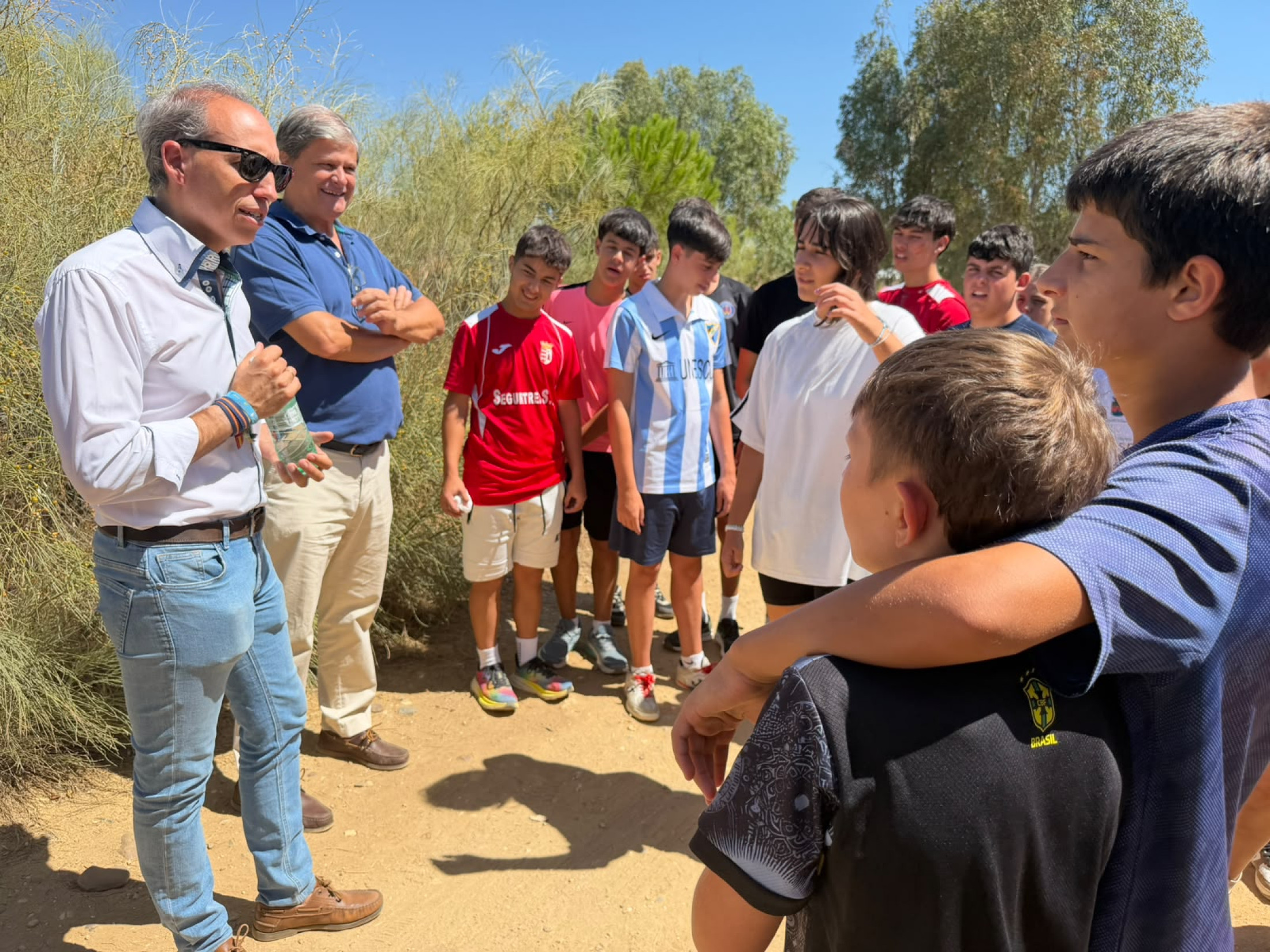 Daniel Arias visitando los campamentos