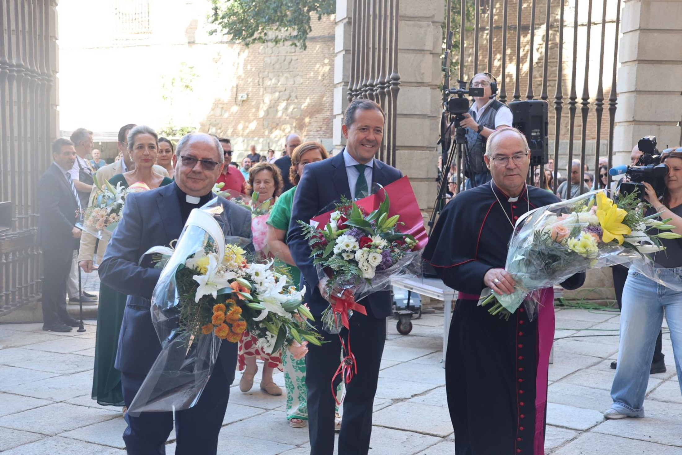 Ofrenda floral en la Puerta de Reyes de la SI Catedral Primada