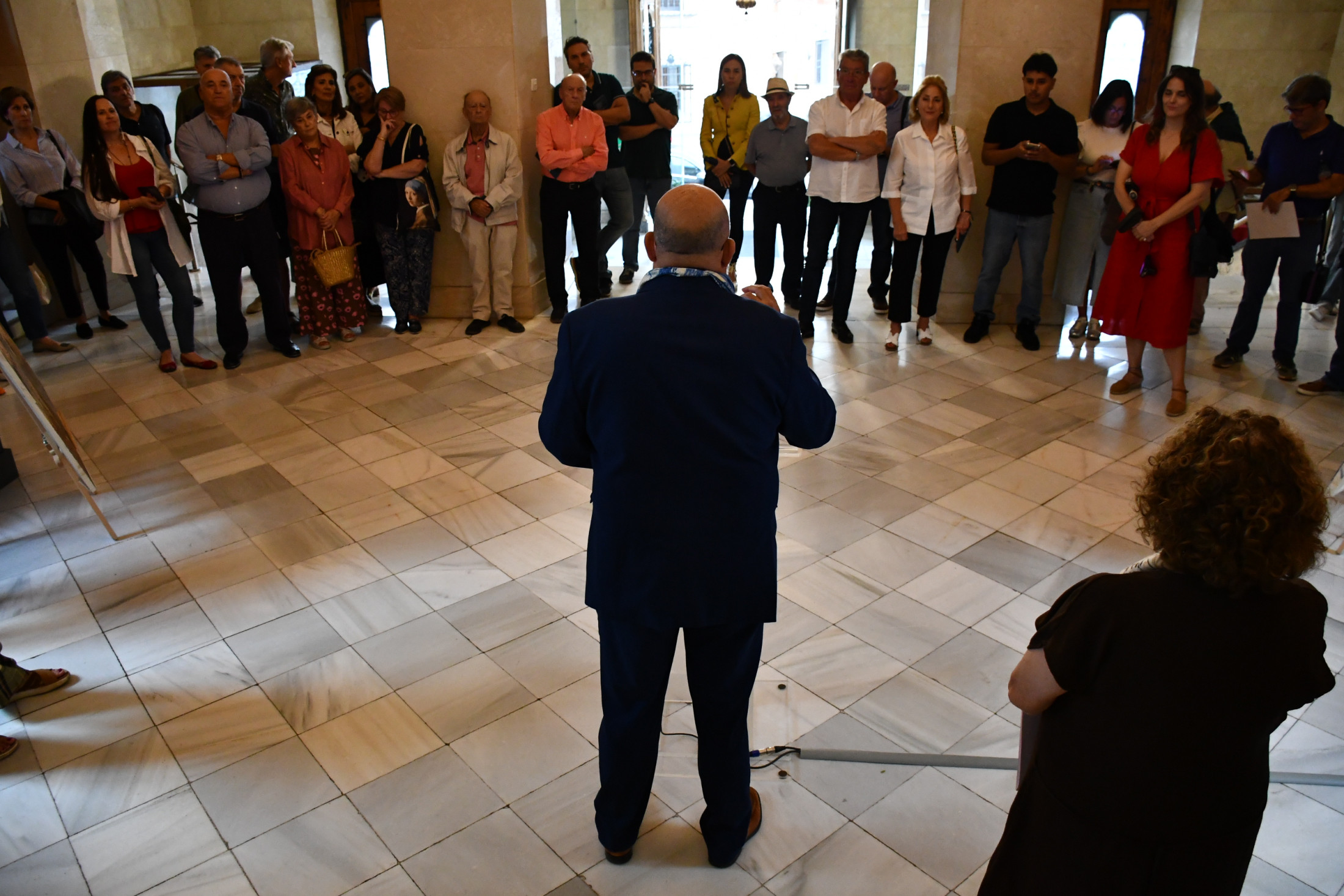 Tomás Arribas inaugura la exposición de los artistas monteños