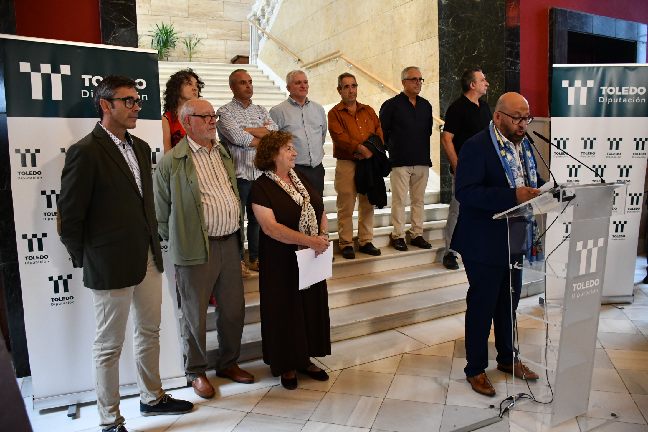 Tomás Arribas inaugura la exposición de los artistas monteños