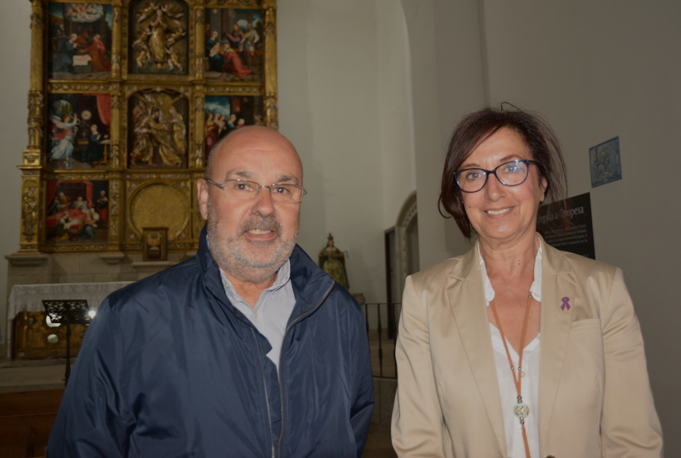 Ana Gómez y Juan Morcillo con lesponsables de la restauración de la tabla de Correa de Vivar