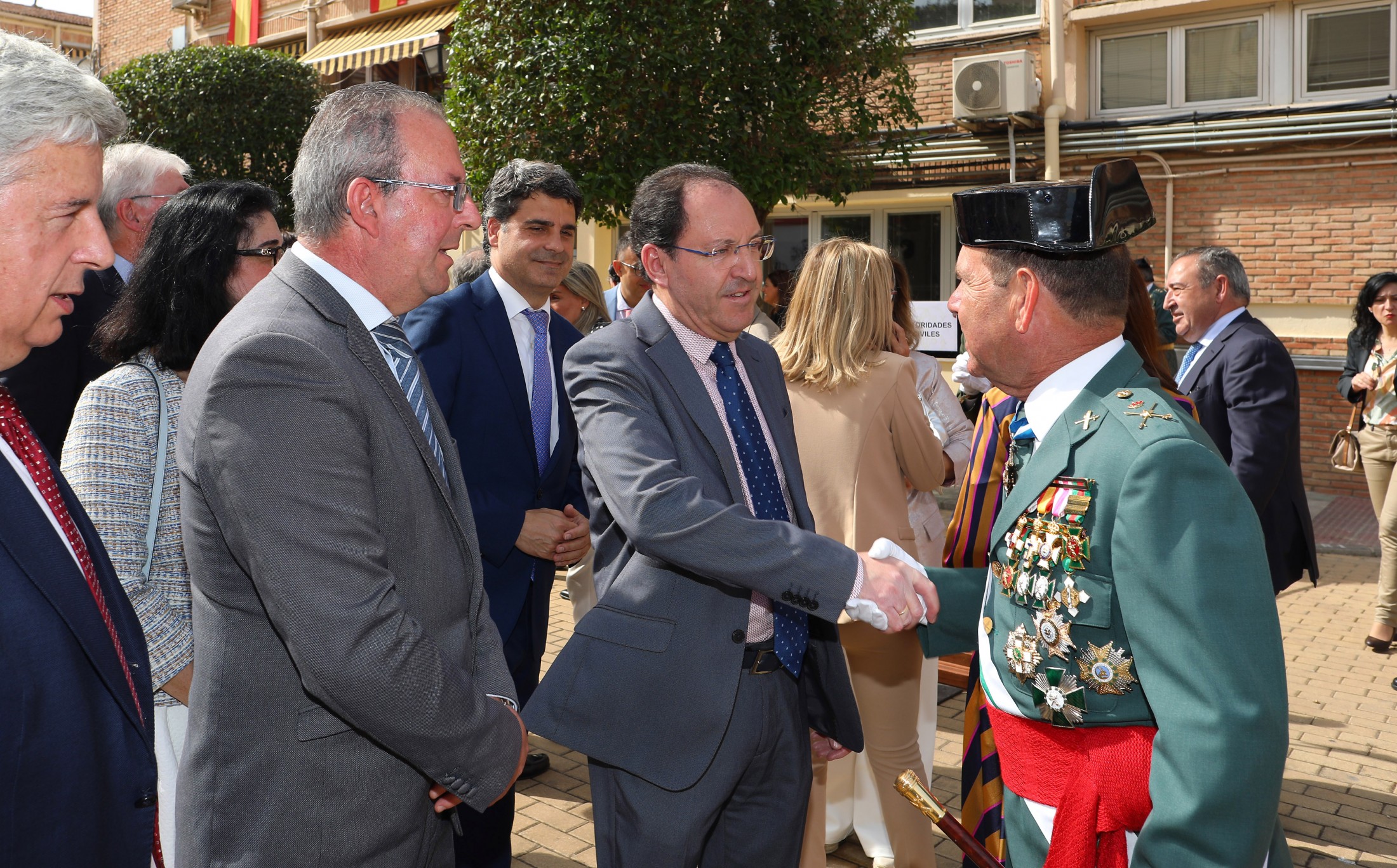 Jesús Guerrero y Juan Carlos Sánchez felicitando a la Guardia Civil