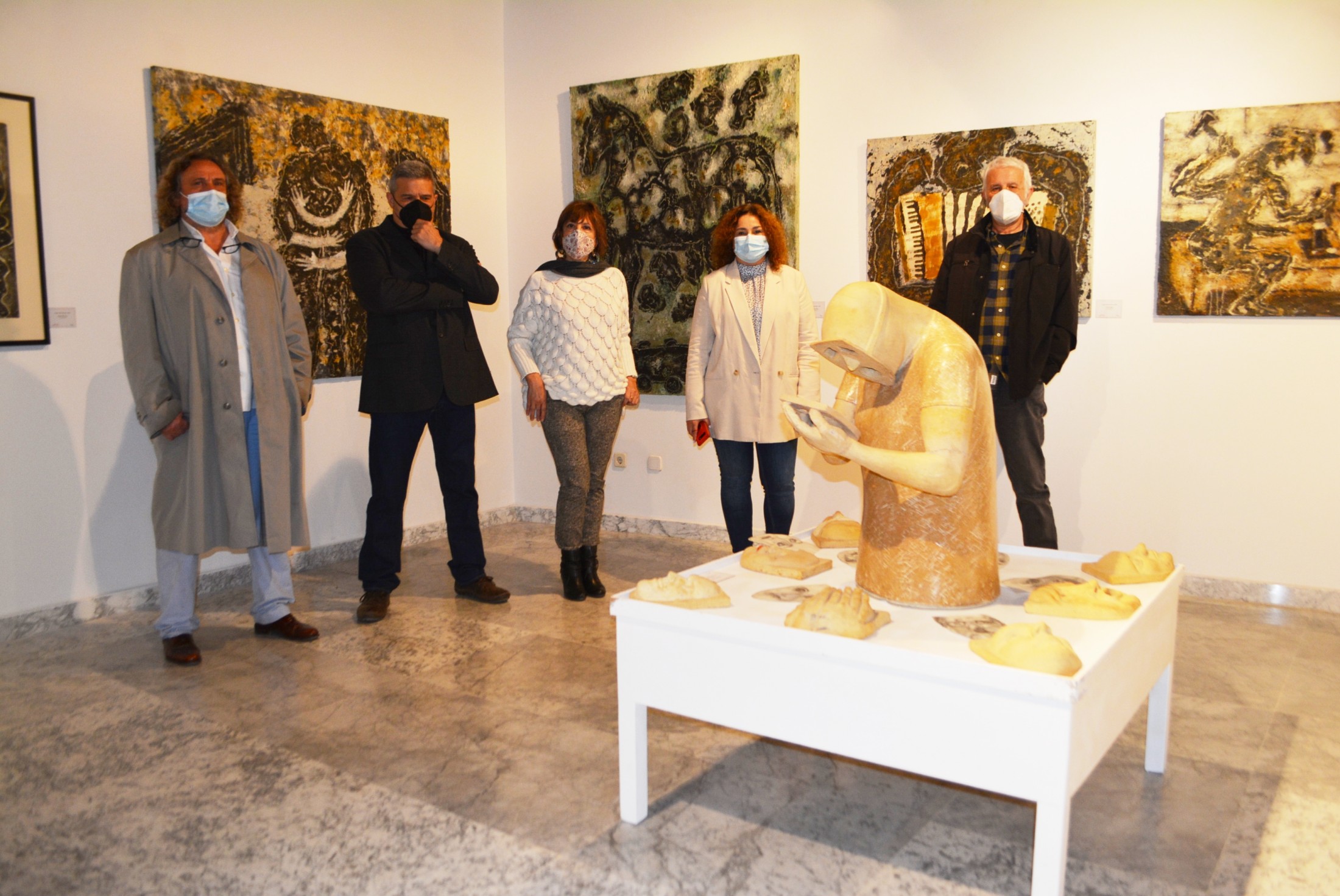 Cristina Cebas con algunos de los artistas de Sofismas