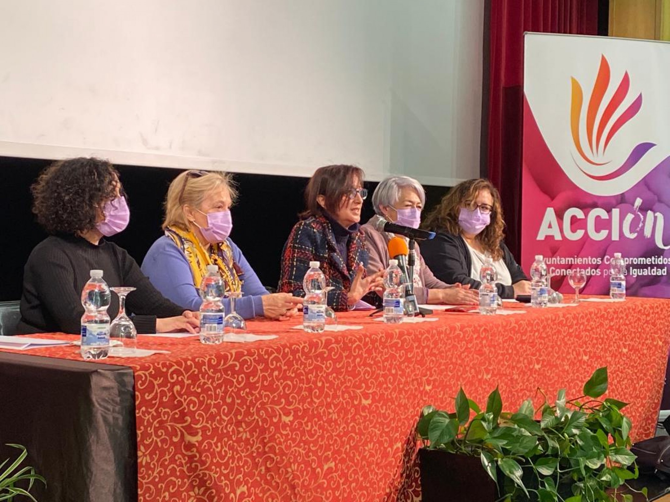 	Ana Gómez con los alcaldes y concejalas de Igualdad