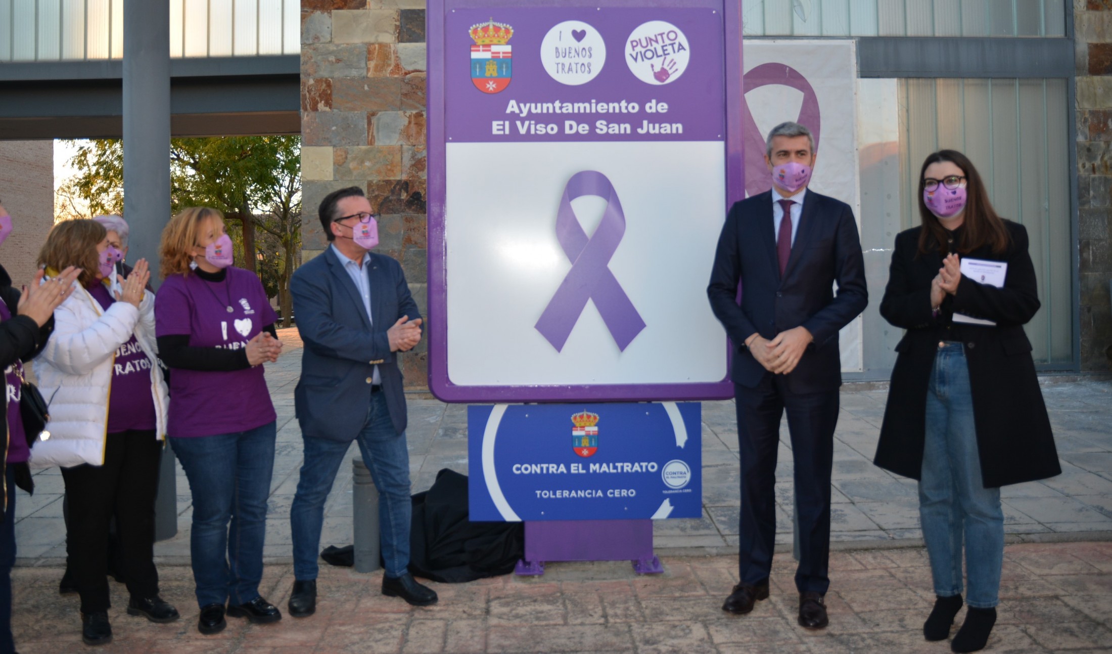 Álvaro Gutiérrez con los responsables de los Puntos Violetas de El Viso de San Juan