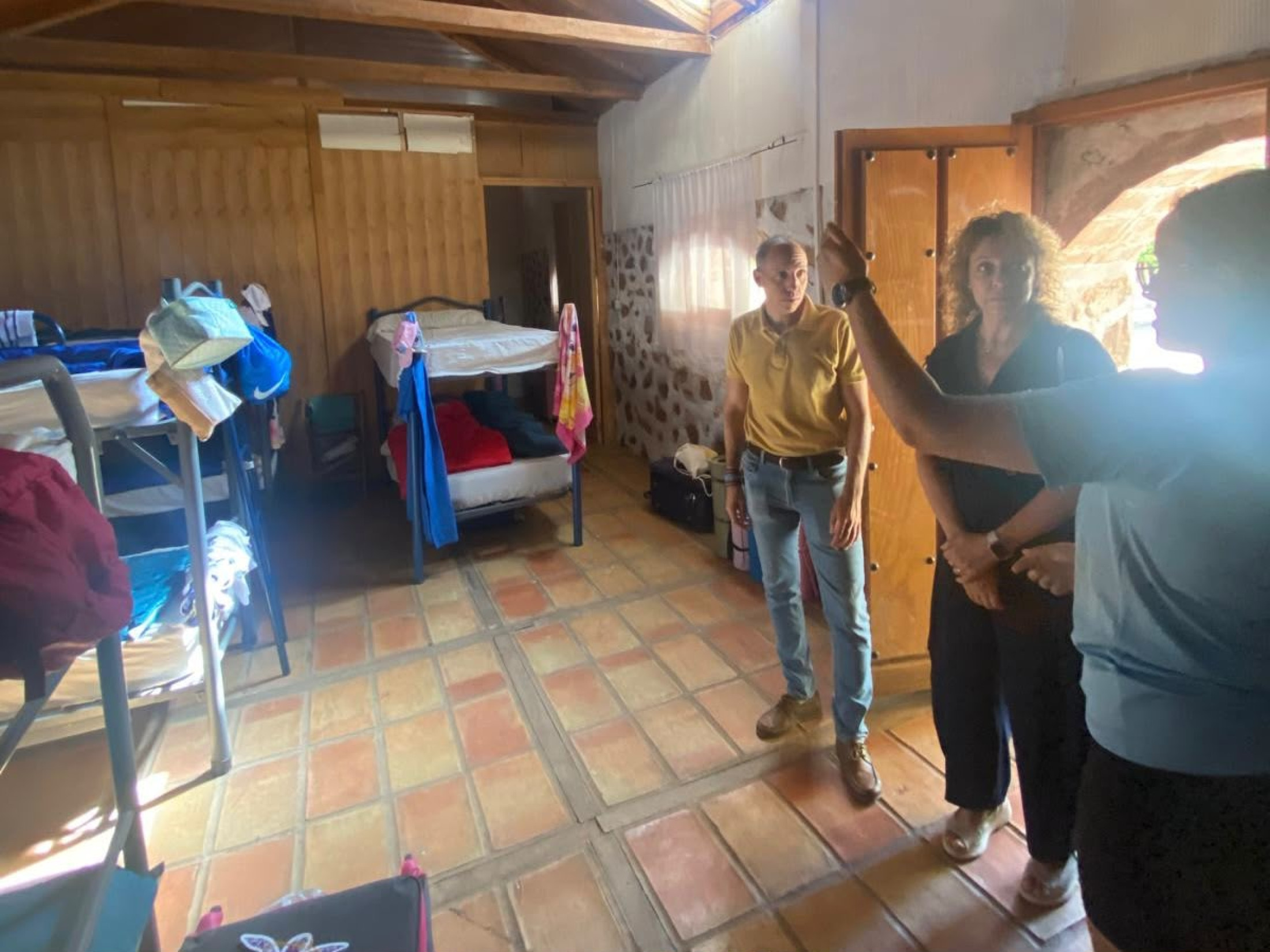 Daniel Arias visitando los campamentos