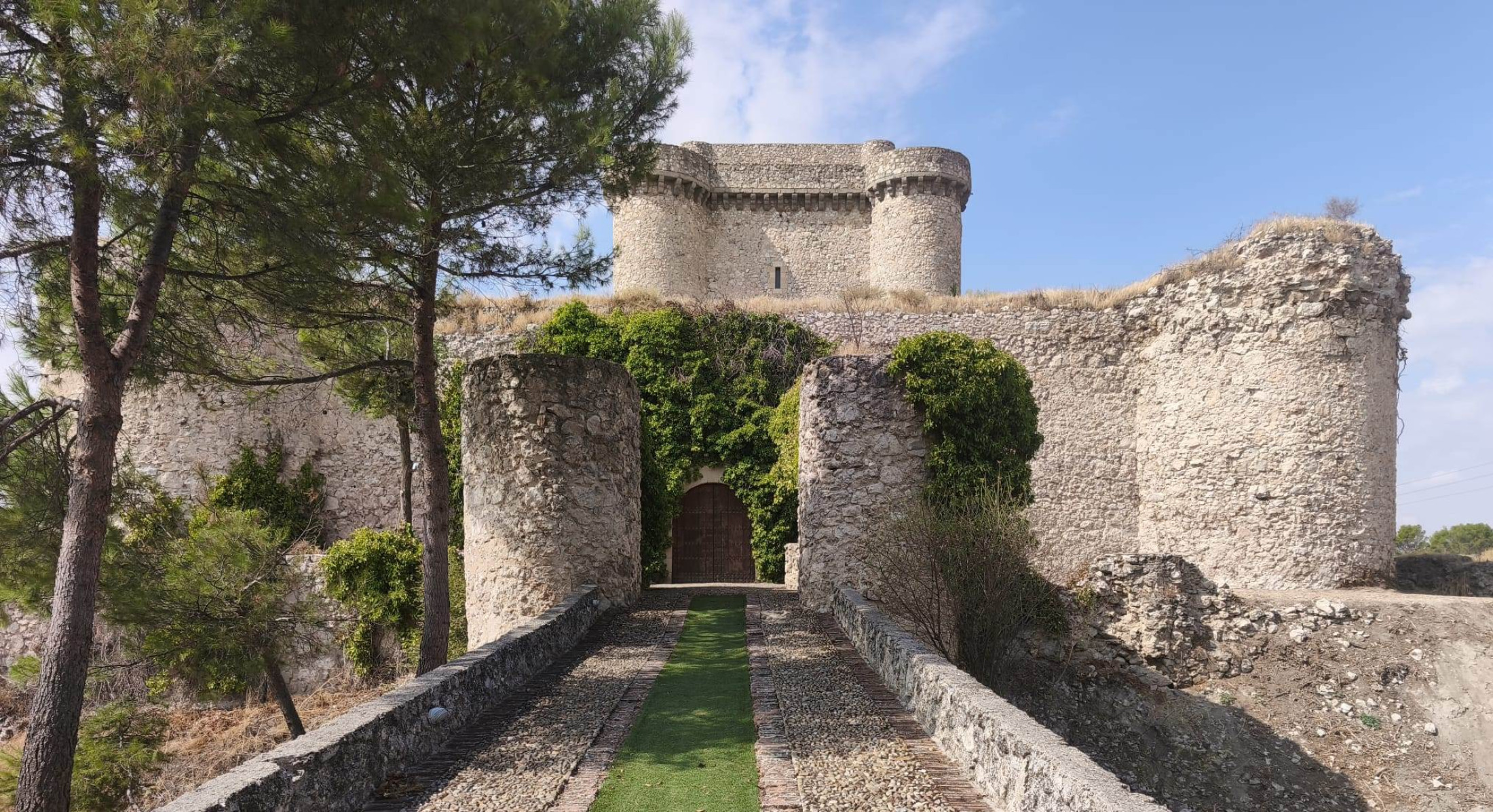 Vista de la entrada al castillo de Seseña