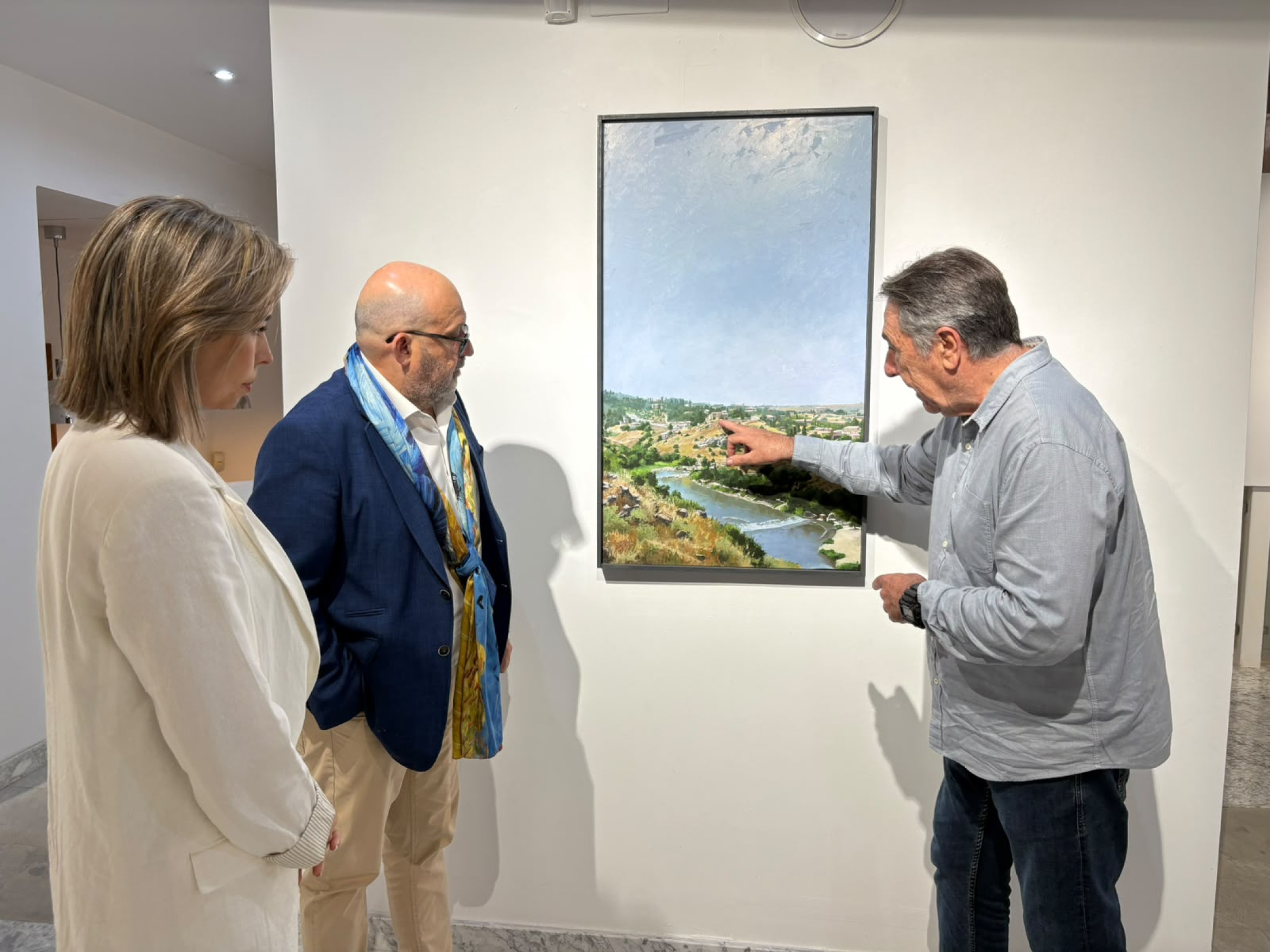 Tomás Arribas visitando la exposición