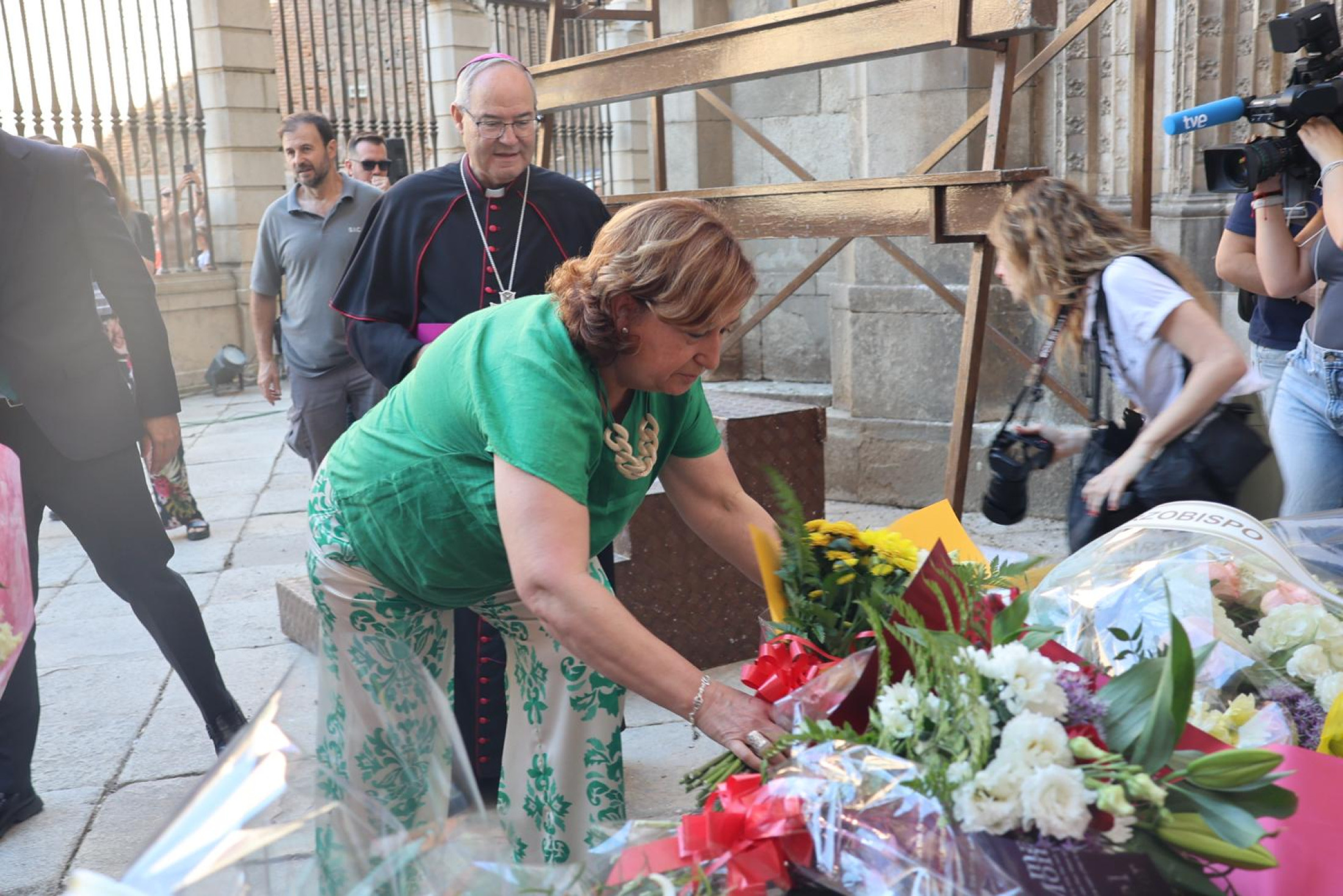 Ofrenda floral en la Puerta de Reyes de la SI Catedral Primada
