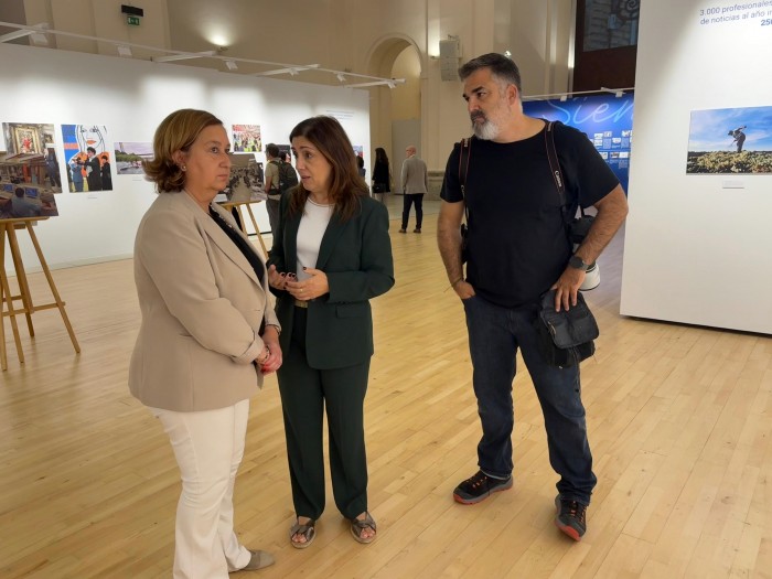 Cedillo visita la exposición de la Agencia EFE