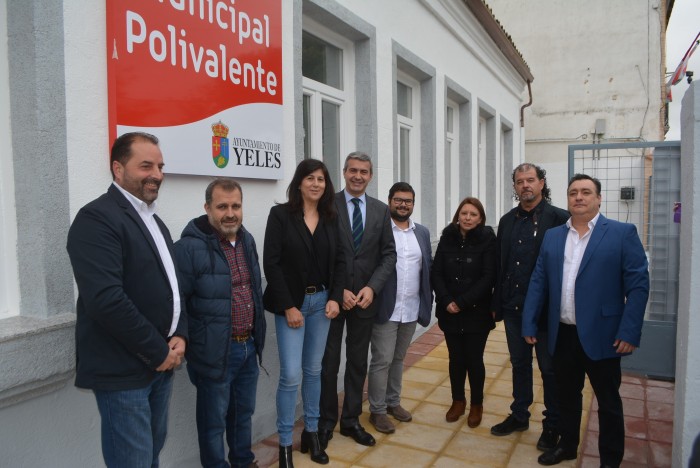 Imagen de Álvaro Gutiérrez y María José Ruiz en la entrada al nuevo centro