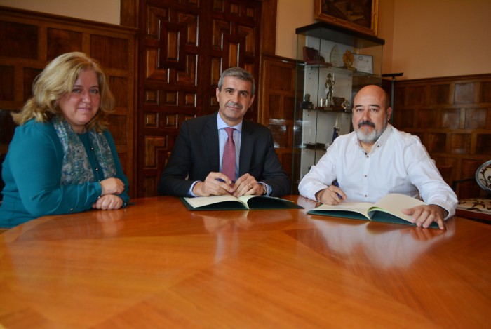 Firma del convenio entre Álvaro Gutiérrez y Francisco José Peces Bernardo