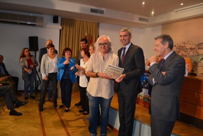 Álvaro Gutiérrez entrega placa de socio de honor